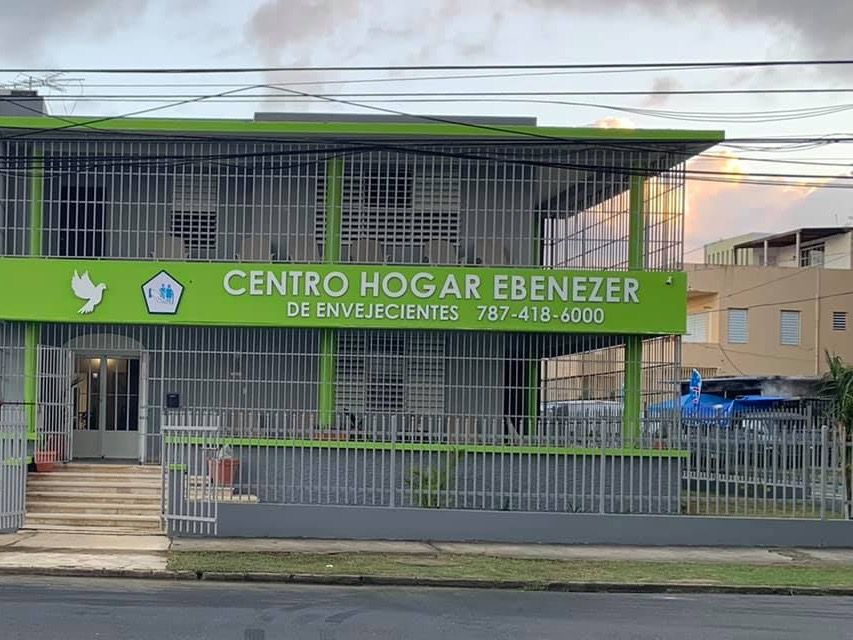 Frente del edificio verde y gris de Centro Hogar Ebenezer en la Calle Mayagüez, Hato Rey